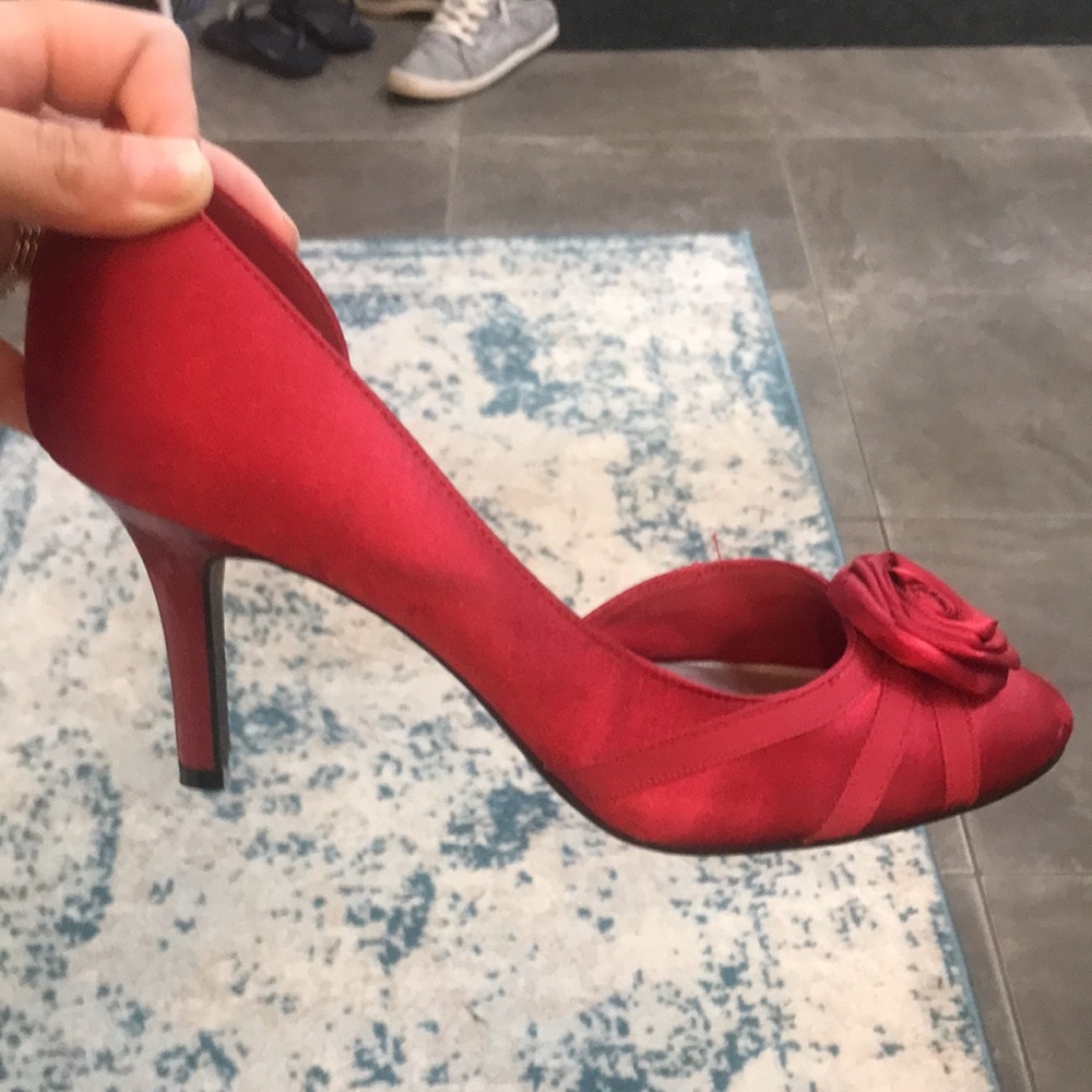 FIONI Red Satin Rosebud Heels 👠 7 - Picture 6 of 10